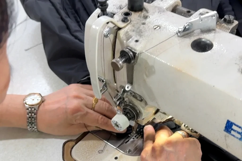 Custom duffel bag sample sewing process in factory